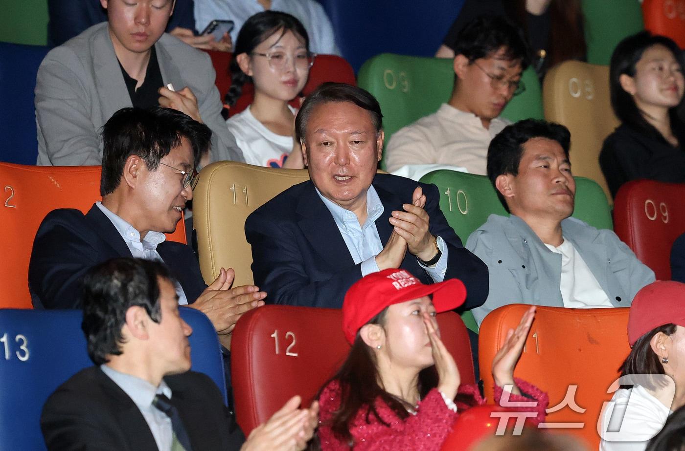 윤석열 전 대통령이 21일 오전 서울 메가박스 동대문에서 영화 ‘부정선거, 신의 작품인가’ 관람을 마치며 박수치고 있다. 왼쪽부터 이영돈PD, 윤 전 대통령, 전한길 전 역사강사. 2025.5.21/뉴스1 ⓒ News1 박세연 기자