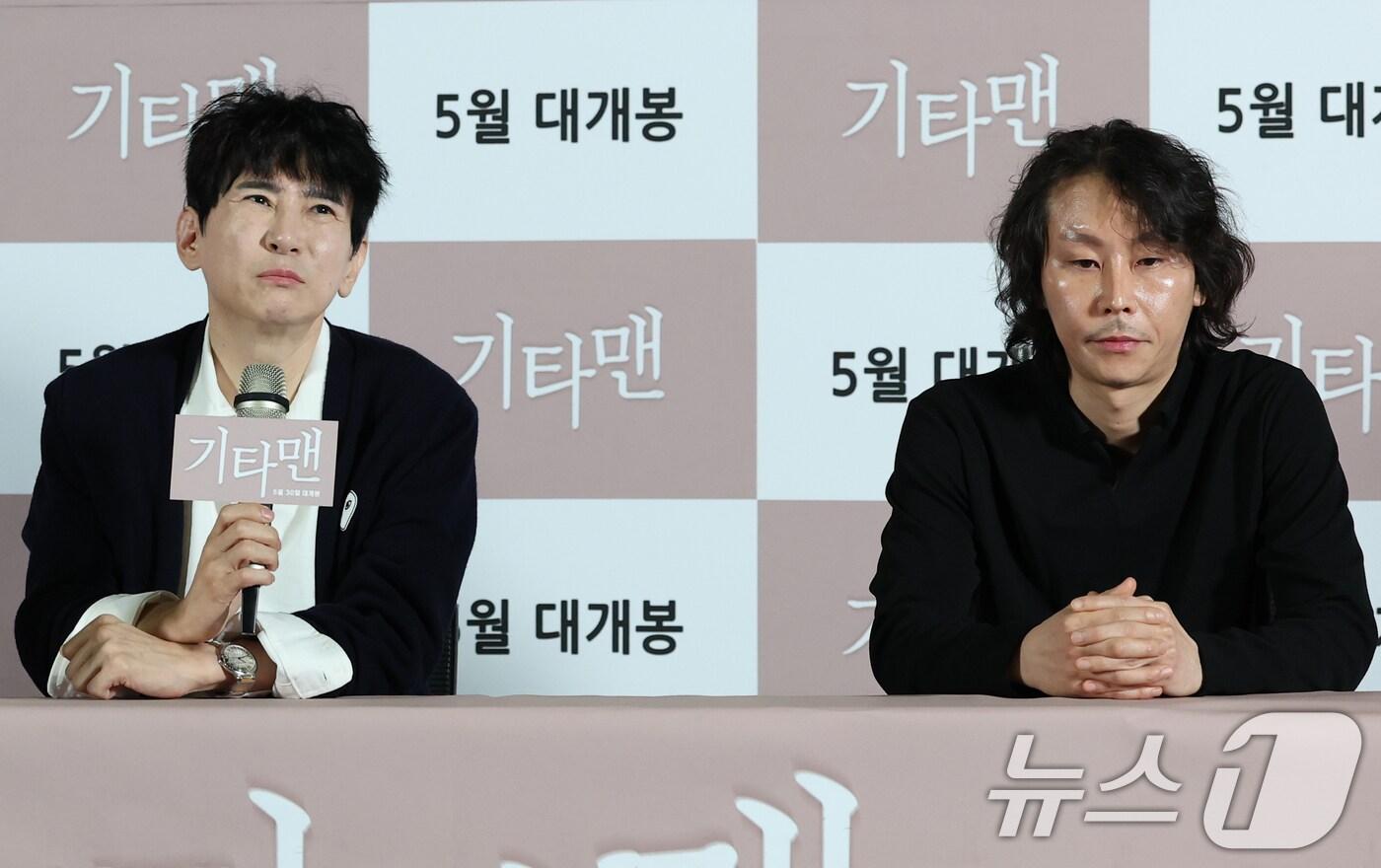 본문 이미지 - 공동 연출을 맡은 이선정, 김종면 감독(오른쪽)이 21일 서울 송파구 롯데시네마 롯데월드타워점에서 열린 고(故) 김새론 배우의 유작인 영화 '기타맨' 언론 시사회에서 취재진 질문을 듣고 있다. 오는 30일 개봉을 확정한 '기타맨'은 고된 현실 속에서도 음악과 인연을 통해 희망을 찾으려는 천재 기타리스트의 상실과 사랑, 여정을 그린 음악 영화다. 2025.5.21/뉴스1 ⓒ News1 권현진 기자