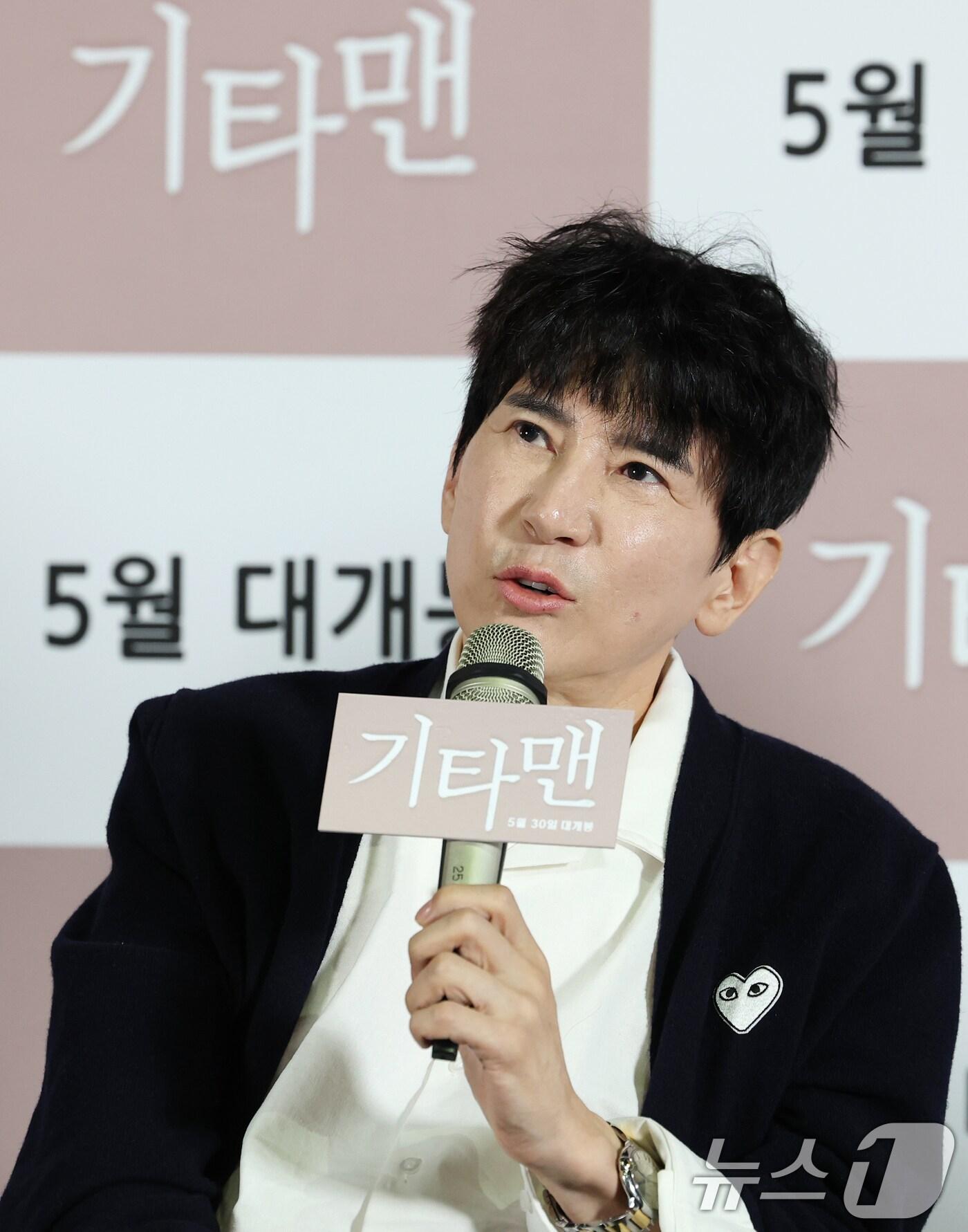 본문 이미지 - 공동 연출을 맡은 이선정 감독이 21일 서울 송파구 롯데시네마 롯데월드타워점에서 열린 고(故) 김새론 배우의 유작인 영화 '기타맨' 언론 시사회에서 취재진 질문에 답하고 있다. 오는 30일 개봉을 확정한 '기타맨'은 고된 현실 속에서도 음악과 인연을 통해 희망을 찾으려는 천재 기타리스트의 상실과 사랑, 여정을 그린 음악 영화다. 2025.5.21/뉴스1 ⓒ News1 권현진 기자