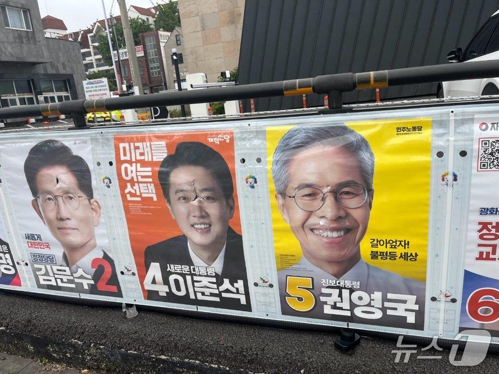 본문 이미지 - 지난 18일 서귀포시 동홍동에 걸려있는 선거벽보가 전체적으로 훼손돼 경찰이 수사에 착수했다.(제주경찰청 제공. 재판매 및 DB 금지)