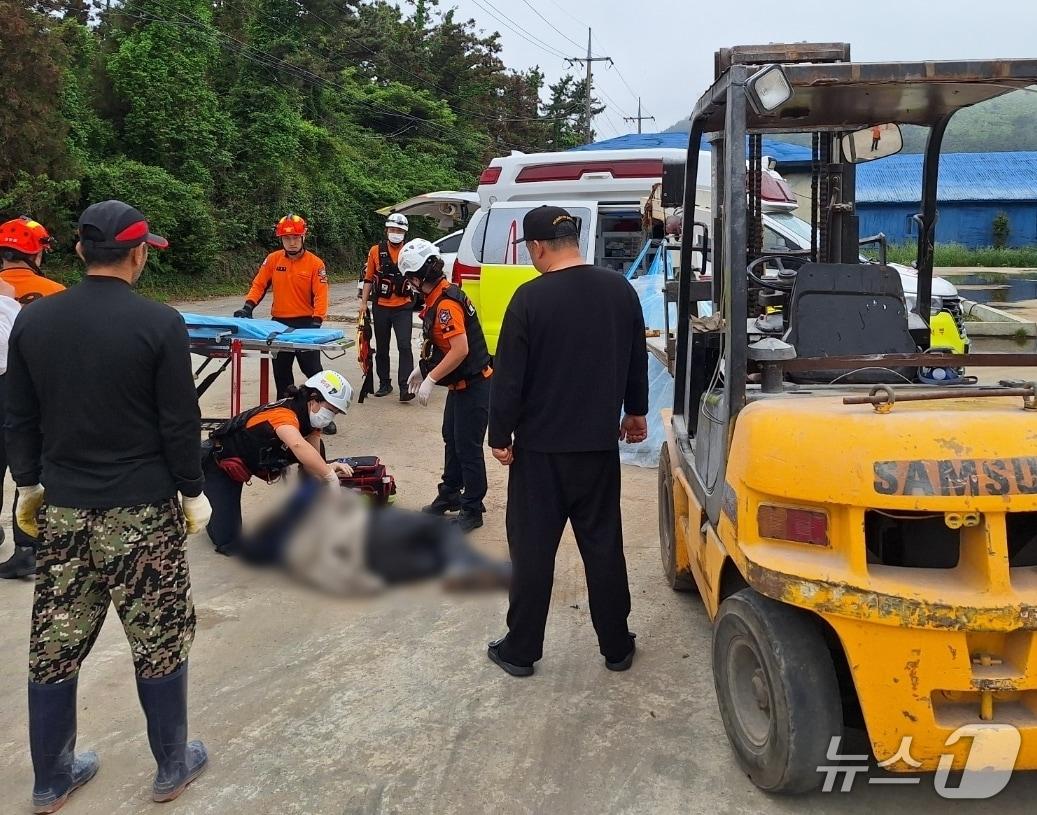 본문 이미지 - 지난 20일 오전 9시35분쯤 제주시 한림읍에서 지게차 작업을 하던 운전자가 떨어지는 사고가 발생해 소방당국이 응급처치를 하고 있다.(제주도소방안전본부 제공. 재판매 및 DB 금지)