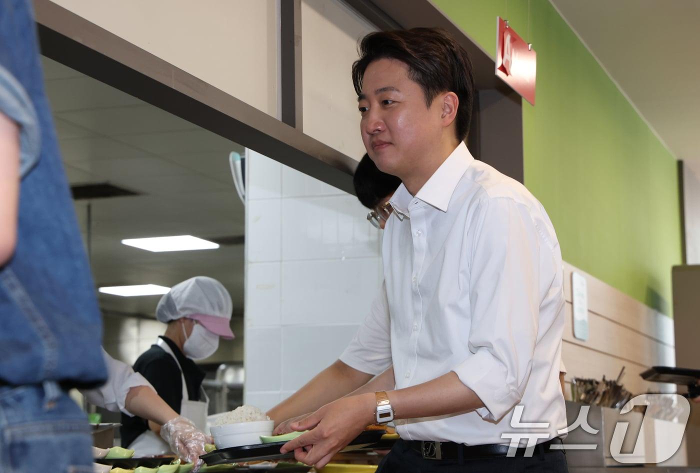 본문 이미지 - 이준석 개혁신당 대통령 후보가 21일 경기 성남시 수정구 가천대학교 글로벌캠퍼스 학생식당에서 음식을 받고 있다. 2025.5.21/뉴스1 ⓒ News1 김영운 기자