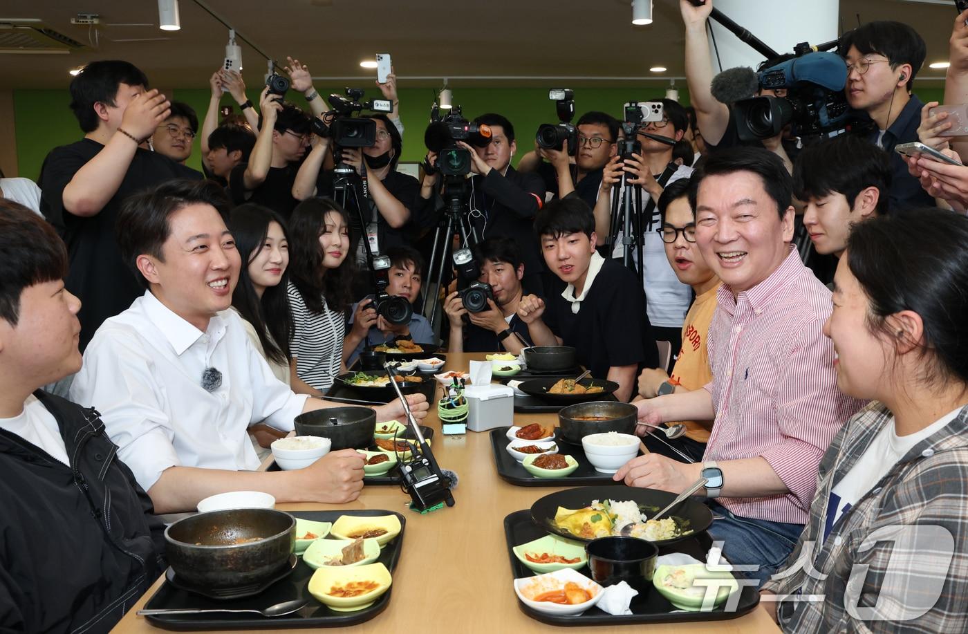 이준석 개혁신당 대통령 후보와 안철수 국민의힘 의원이 21일 경기 성남시 수정구 가천대학교 글로벌캠퍼스 학생식당에서 학생들과 점심 식사를 하고 있다. 2025.5.21/뉴스1 ⓒ News1 김영운 기자