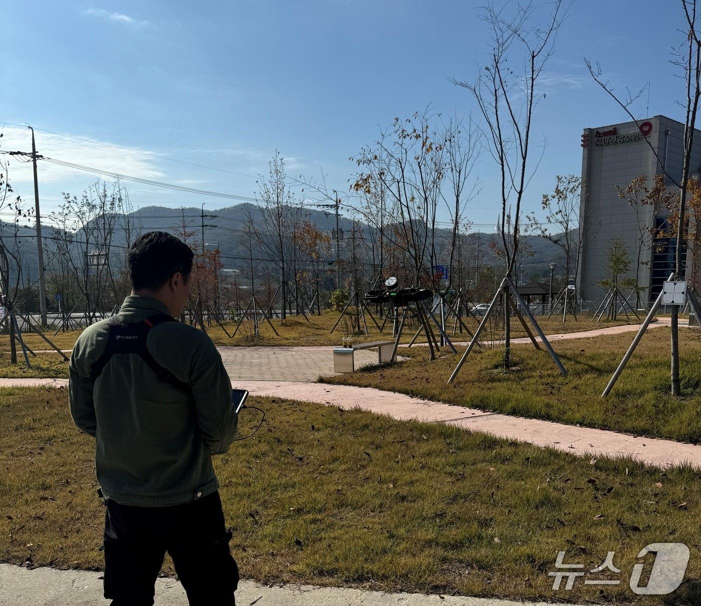 본문 이미지 - 드론 라이다를 활용한 수목 탄소저장량 측정 모습. &#40;한국수목원정원관리원 제공.재판매 및 DB금지&#41; /뉴스1