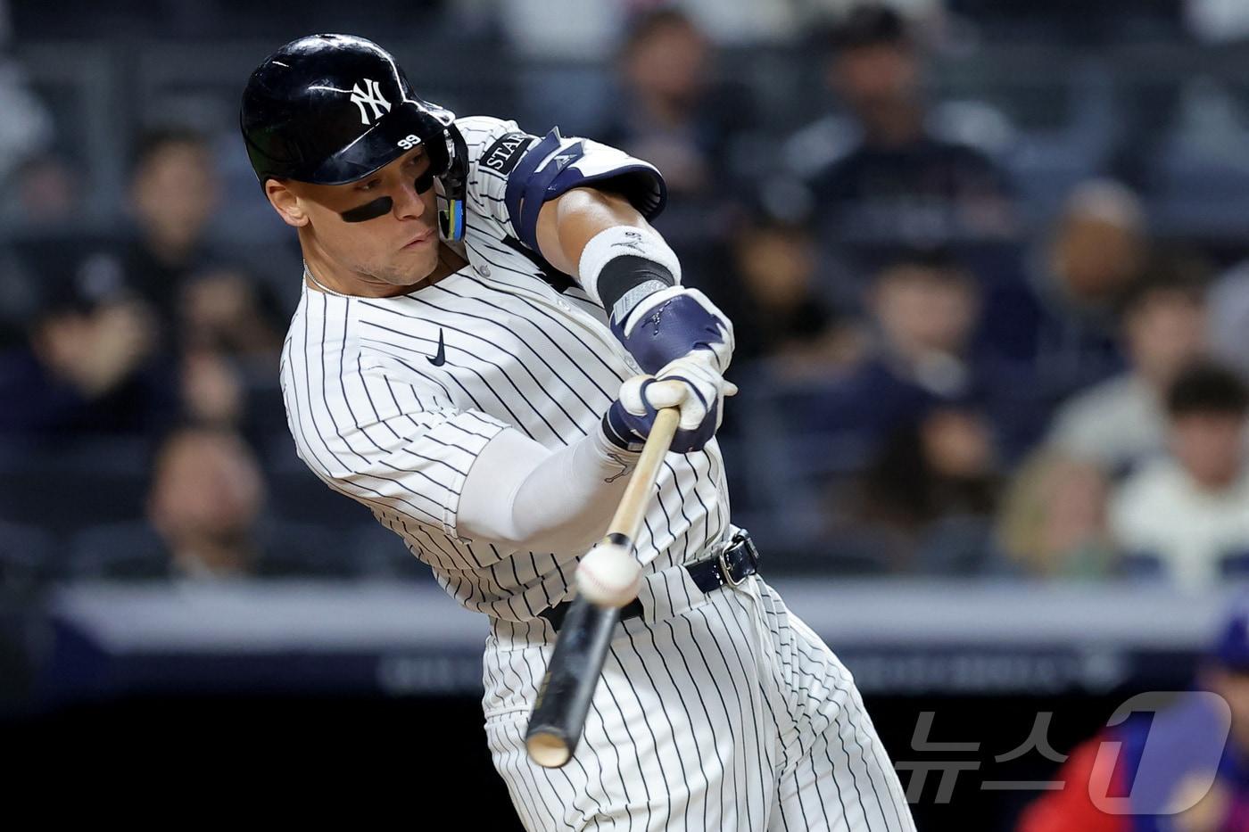 뉴욕 양키스 애런 저지가 21일(한국시간) 열린 2025 메이저리그 텍사스 레인저스전에서 시즌 16호 홈런을 터뜨렸다. ⓒ 로이터=뉴스1