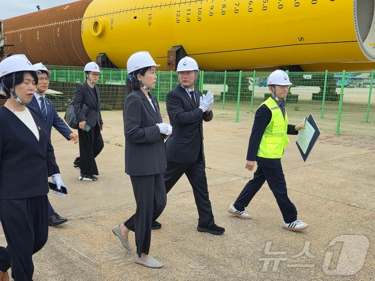 본문 이미지 - 이재명 더불어민주당 대통령 후보의 부인인 김혜경 여사가 21일 전남 목포신항을 찾아 세월호 선체를 둘러보고 있다. (독자 제공. 재판매 및 DB금지) 2025.5.21/뉴스1 ⓒ News1 김태성 기자
