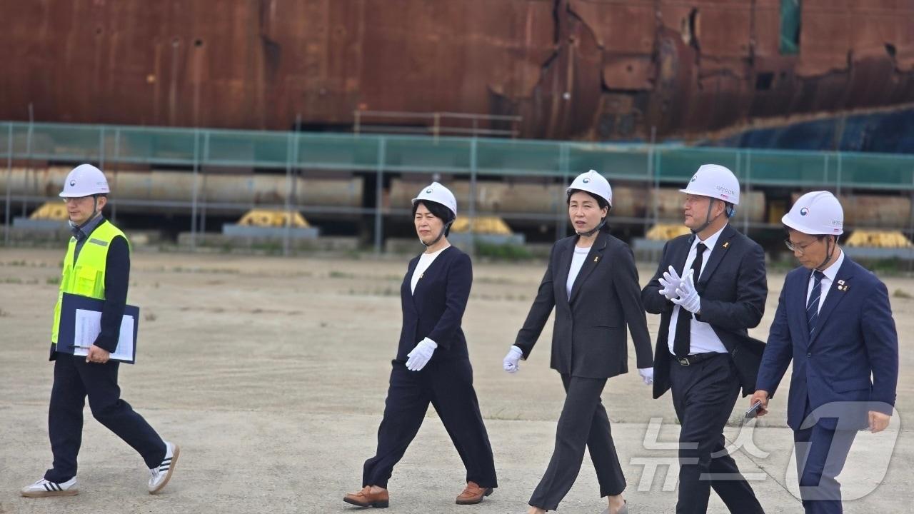 본문 이미지 - 이재명 더불어민주당 이재명 대선 후보의 부인인 김혜경 여사가 21일 전남 목포신항을 찾아 세월호 선체를 둘러보고 있다.(독자 제공. 재판매 및 DB금지) 2025.5.21/뉴스1