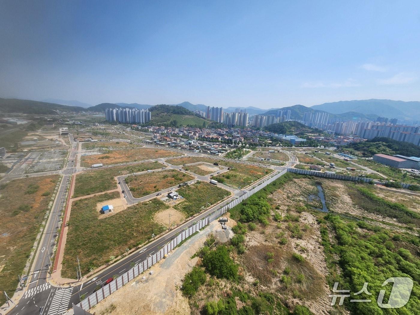 본문 이미지 - 김해시가 21일 내덕동 도시개발사업이 준공됐다고 밝혔다. 사진은 내덕동 도시개발사업 현장 모습.(김해시 제공. 재판매 및 DB금지)