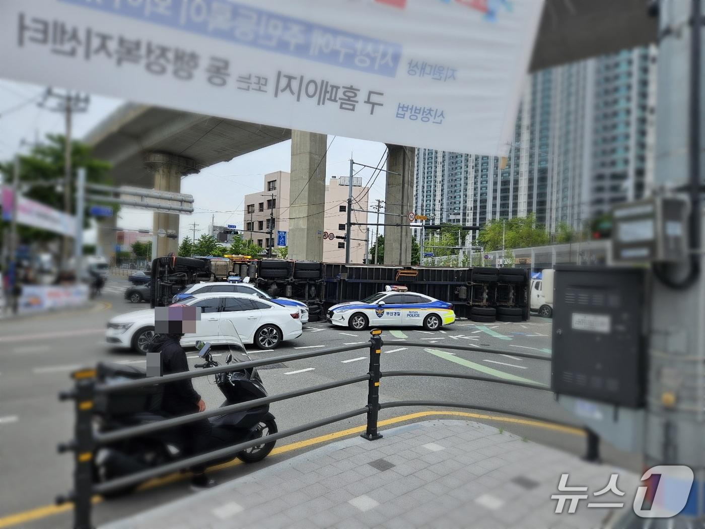 본문 이미지 - 21일 부산 사상구 주례교차로 사고 현장.(사상경찰서 제공. 재판매 및 DB 금지)