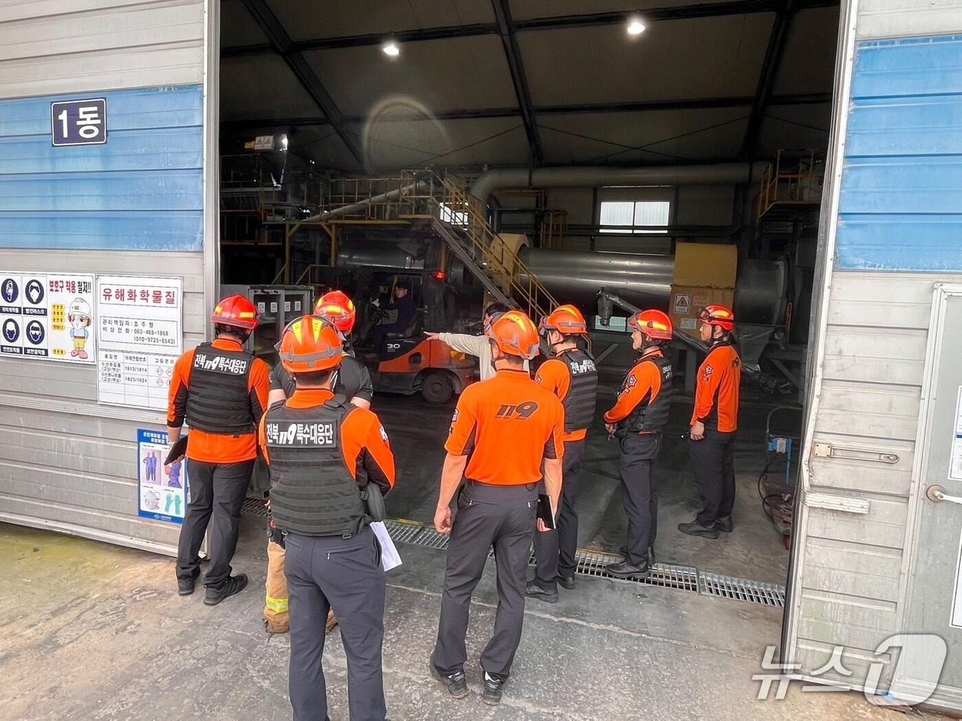 본문 이미지 - 전북소방본부는 21일 은진케미칼㈜ 군산공장을 방문해 안전컨설팅을 실시했다고 밝혔다.(전북소방본부 제공. 재판매 및 DB금지) 