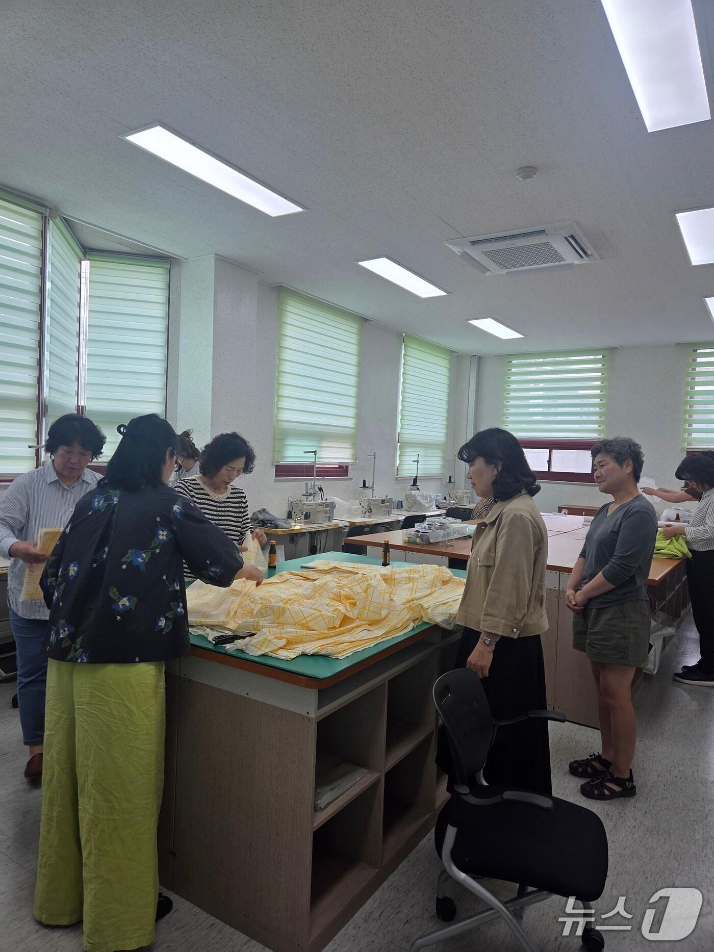 본문 이미지 -  고창군 여성회관 홈패션 프로그램 수강생들이 팔토시 100개를 제작해 농촌일손돕기 현장에 전달했다.(고창군 제공, 재판매 및 DB금지)