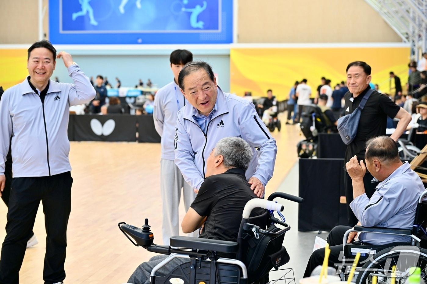 이병선 강원 속초시장이 지난 19일 삼척에서 열린 장애인생활체전에 출전한 속초시 선수단을 격려하고 있다.&#40;속초시 제공, 재판매 및 DB 금지&#41; 2025.5.21/뉴스1