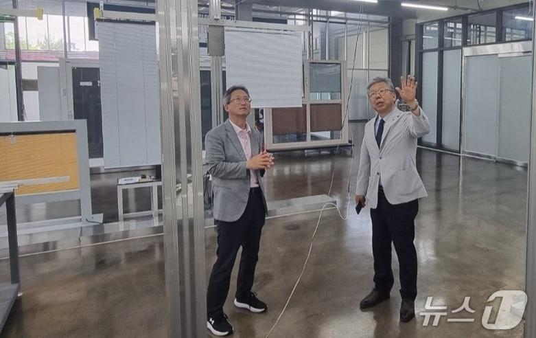 본문 이미지 - 이경원 강원조달청장(사진 왼쪽)은 21일 원주시에 위치한 영남유리산업을 찾아 판로지원 방안을 논의했다.(강원조달청 제공. 재판매 및 DB금지)/뉴스1