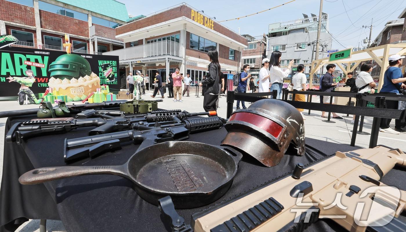 본문 이미지 - 21일 오후 서울 성동구 펍지 성수에서 열린 배틀그라운드 모바일 7주년 팝업스토어를 찾은 게이머 등 시민들이 행사장에 마련된 각종 체험을 하고 있다. 2025.5.21/뉴스1 ⓒ News1 장수영 기자