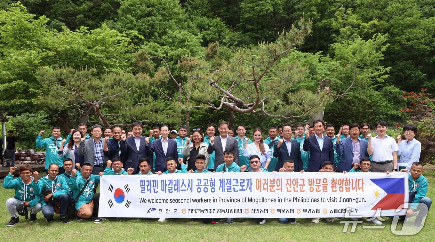 본문 이미지 - 21일전북 진안군에서 일하게 될 필리핀 마갈레스시 공공형 계절근로자 33명과 농가형 근로자 23명 등 총 56명이 입국했다.(진안군제공. 재판매 및 DB금지)2025.5.21/뉴스1