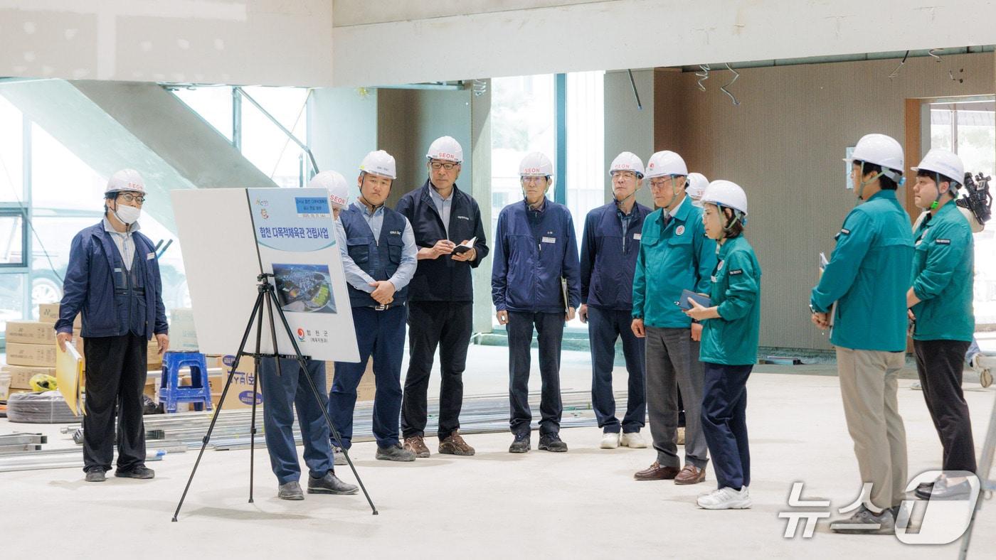 김윤철 합천군수가 21일 다목적체육관 건립 현장을 방문해 관계자들을 격려하고 있다(합천군 제공. 재판매 및 DB금지)