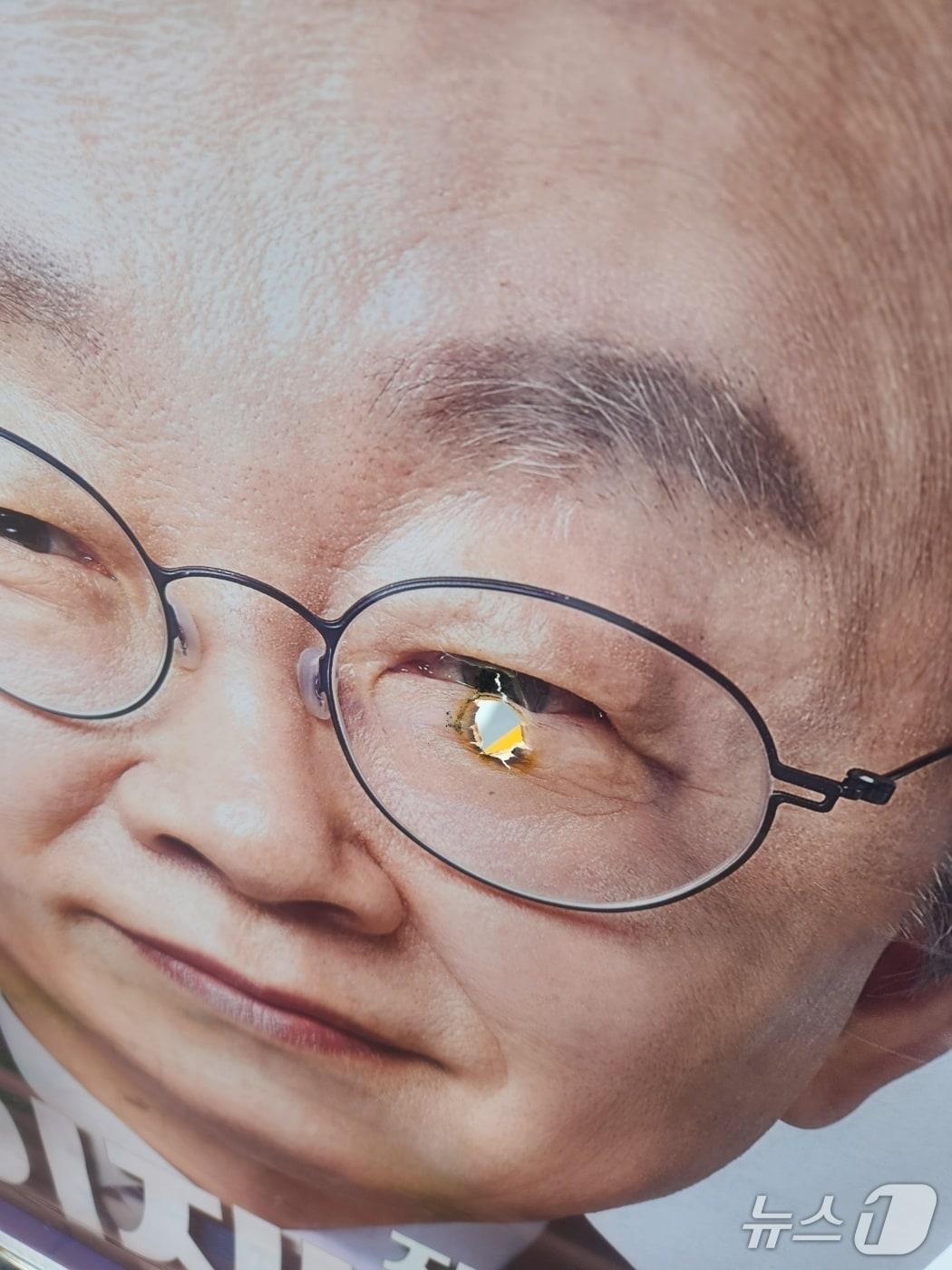 본문 이미지 - 담뱃불로 훼손된 이재명 더불어민주당 대통령 후보 벽보.(더불어민주당 속초인제고성양양 지역위원회 제공, 재판매 및 DB 금지) 2025.5.21/뉴스1