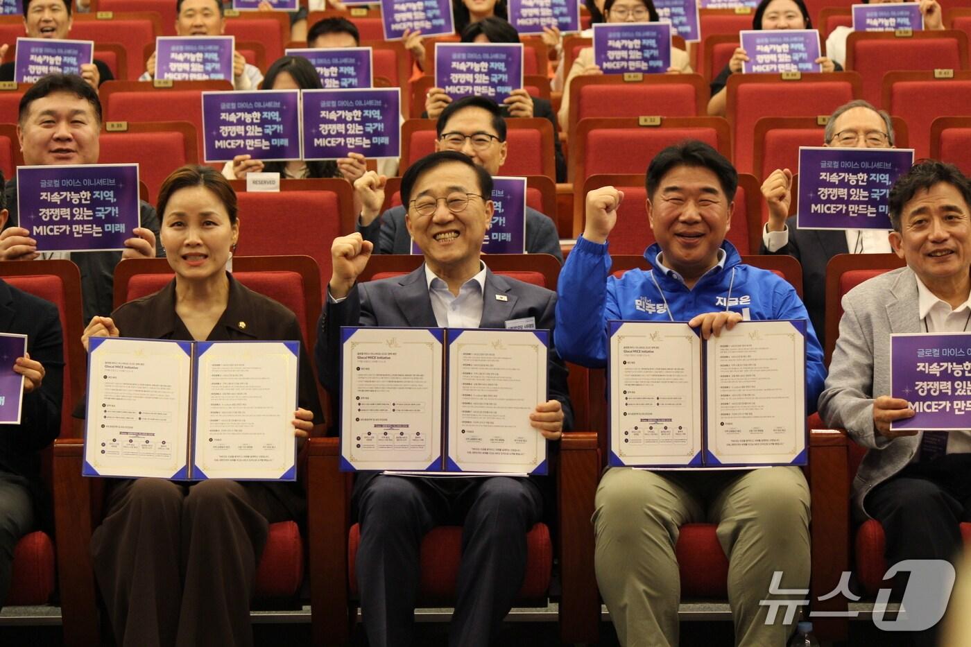 21일 김윤덕 더불어민주당 의원(왼쪽 두번째)이 국회 도서관 대강당에서 사단법인 한국MICE협회와 ‘2025 마이스(MICE)산업 국회 토론회 및 정책전달식’을 가졌다.(의원실제공. 재판매 및 DB금지)2025.5.21/뉴스1