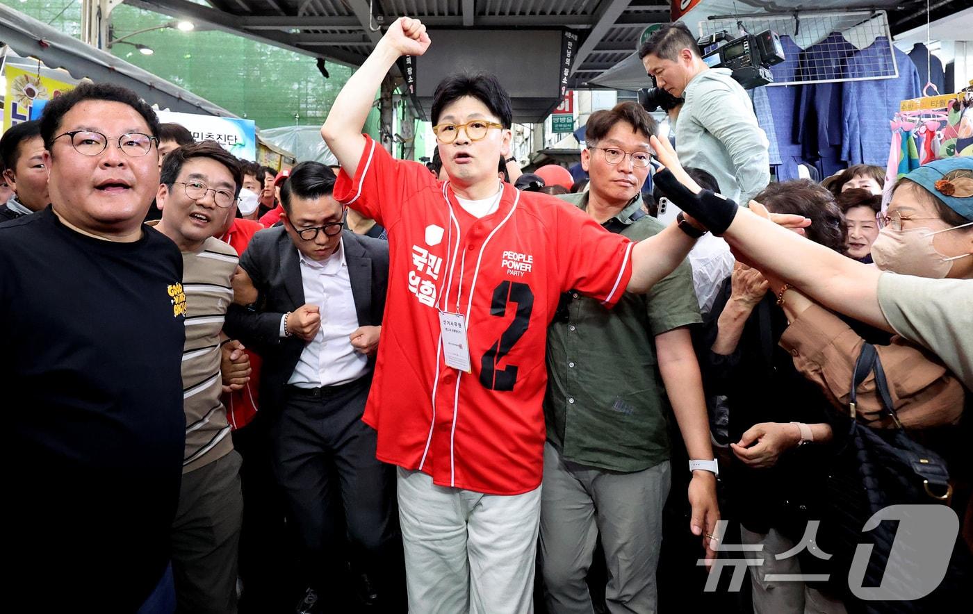 한동훈 국민의힘 전 대표가 21일 오후 대구 중구 서문시장을 찾아 김문수 국민의힘 대통령 후보 지원 유세를 하고 있다. 힌  전 대표가 입은 선거복에는 기호 2번만 새겨진 채 김문수 후보 이름이 빠져있다.  2025.5.21/뉴스1 ⓒ News1 공정식 기자