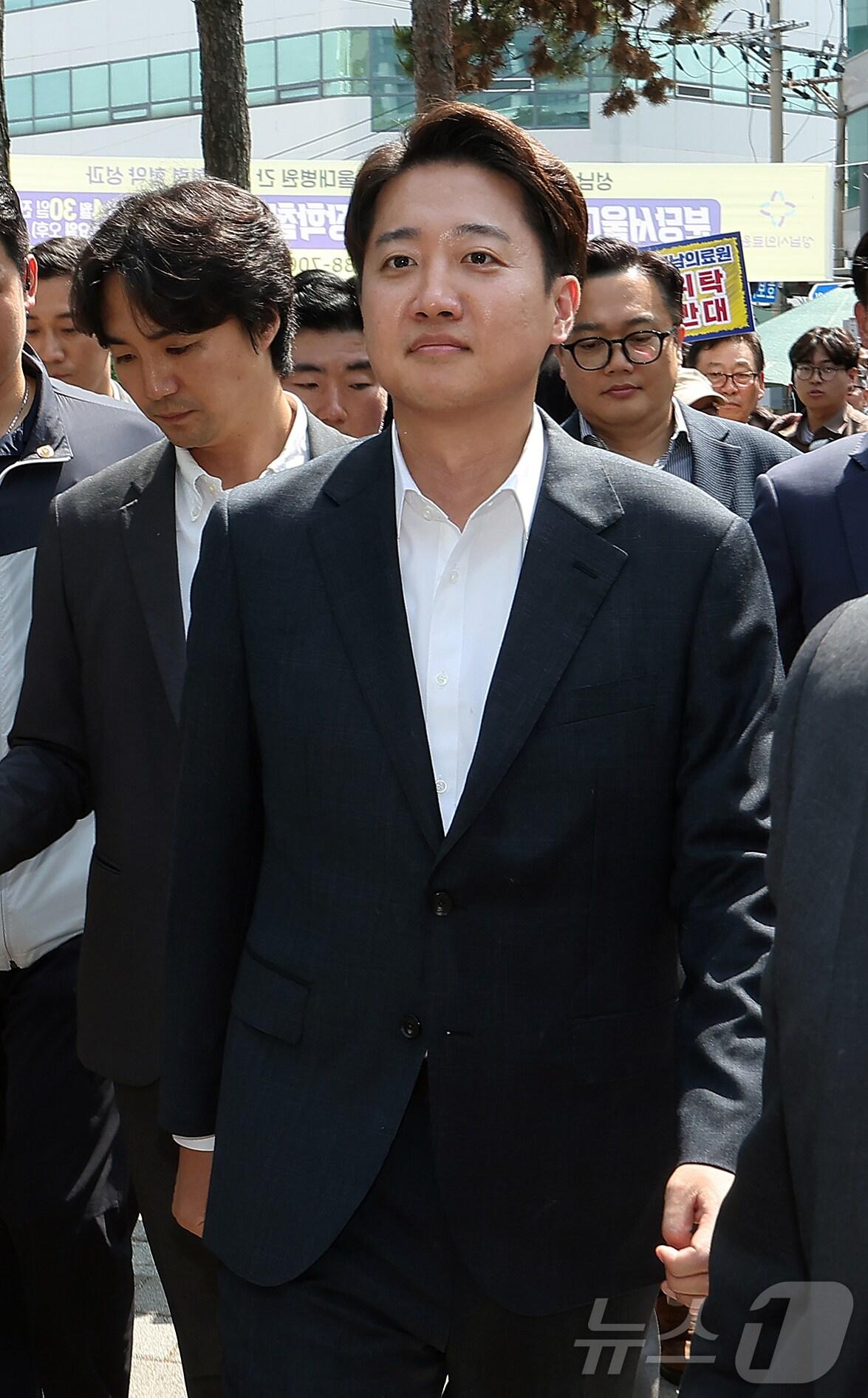 본문 이미지 - 이준석 개혁신당 대통령 후보가 21일 오후 경기 성남의료원에서 시민단체 회원들의 항의를 받으며 들어서고 있다. 2025.5.21/뉴스1 ⓒ News1 김진환 기자