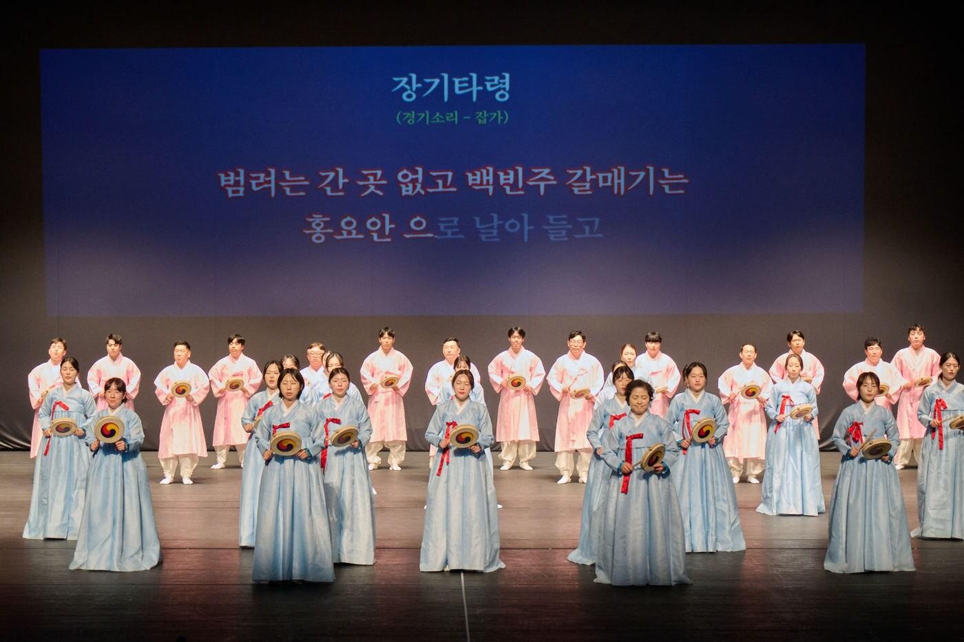 21일 대구수성아트피아 대극장에서 열린 제5회 크라운해태 한음회 대구공연에서 크라운해태 임직원 국악동아리 민들래&#40;민요한번들어볼래&#41;가 민요 장기타령을 공연하고 있다.&#40;크라운해태 제공&#41;