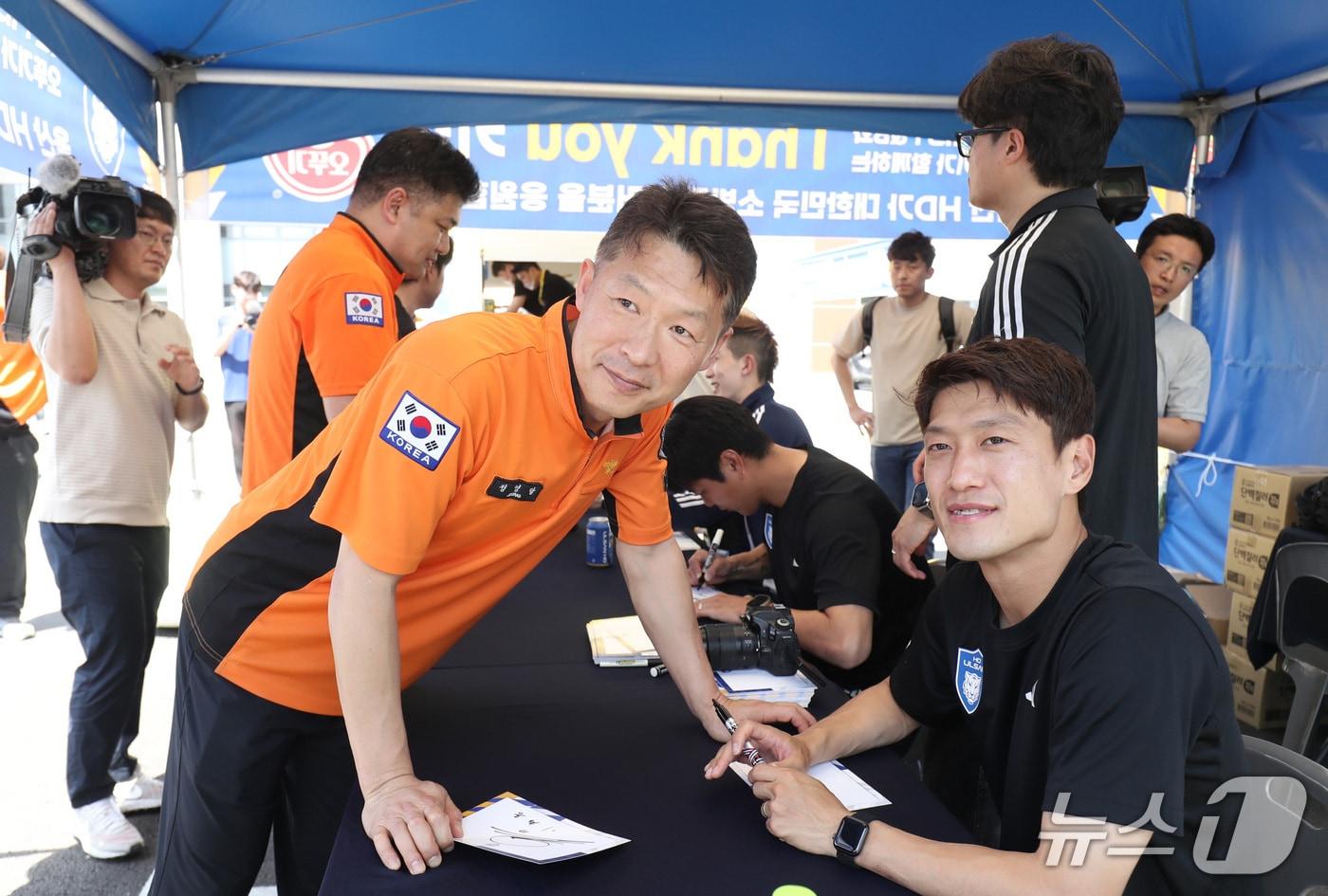 울산 HD FC가 20일 서울주소방서에서 최근 울산 울주에서 발생한 산불로 고생하신 소방대원들을 위한 사회공헌활동을 열고 팬사인회를 진행했다.2025.5.20/뉴스1 ⓒNews1 김지혜 기자