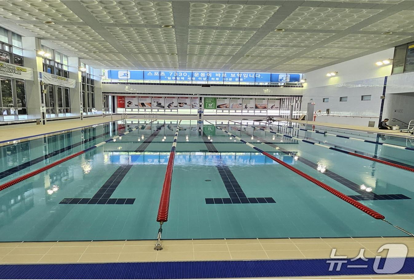 본문 이미지 - 리모델링 완료된 기장군 국민체육센터 수영장 전경.(기장군청 제공. 재판매 및 DB 금지)