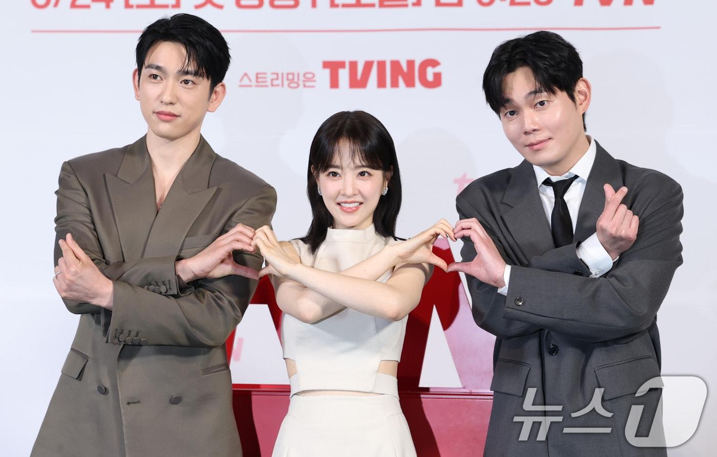 배우 박진영(왼쪽부터)과 박보영, 류경수가 21일 오후 서울 영등포구 CGV 영등포점에서 열린 tvN 토일드라마 '미지의 서울' 제작발표회에 참석해 포즈를 취하고 있다. ‘미지의 서울’은 얼굴 빼고 모든 게 다른 쌍둥이 자매가 인생을 맞바꾸는 거짓말로 진짜 사랑과 인생을 찾아가는 로맨틱 성장 드라마다. 2025.5.21/뉴스1 ⓒ News1 권현진 기자