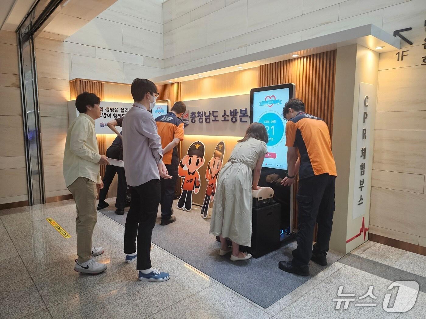 본문 이미지 -  충남도청 지하1층에 마련된 충남소방본부 심폐소생술 무인 상설 교육장에서 직원들이 교육을 받고 있다. (충남도 제공, 재판매 및 DB금지) / 뉴스1