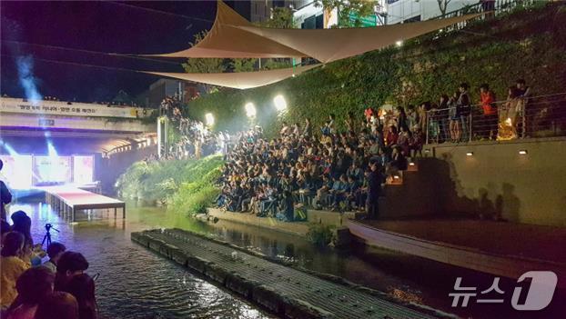 본문 이미지 -  청계천 패션쇼.(서울시설공단 제공)