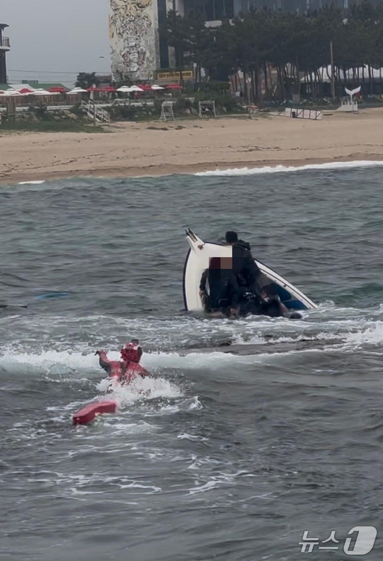 본문 이미지 - 강원 고성 토성면 교암해변 인근 해상 모터보트 좌초 사고 현장.(속초해경 제공, 재판매 및 DB 금지) 2025.5.21/뉴스1