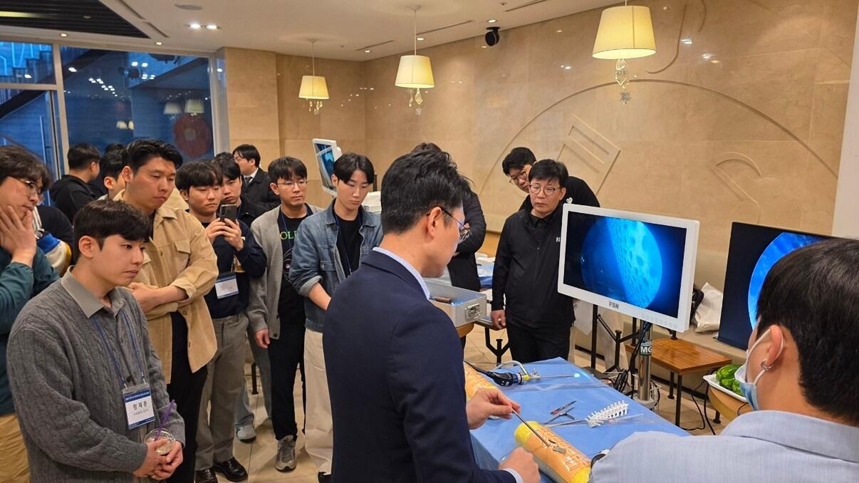 본문 이미지 - 김용선 본동물의료센터 원장이 한국수의척추내시경연구회 세미나에서 실습 시범을 보이고 있다(본동물의료센터 제공). ⓒ 뉴스1