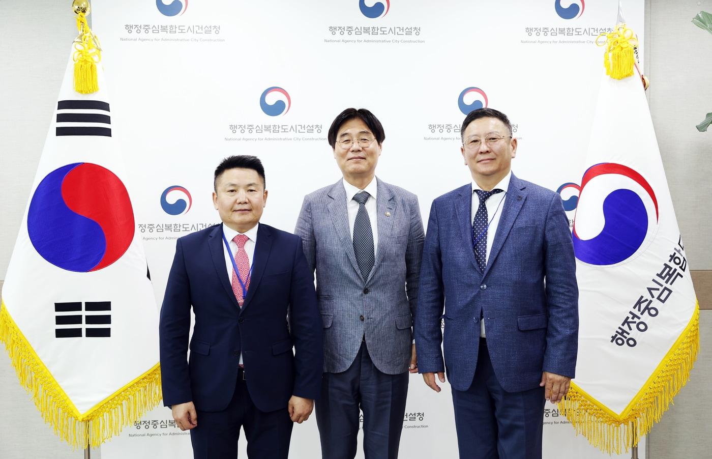 김형렬 행복청장(가운데)이 도시개발 벤치마킹을 위해 행복청을 찾은 몽골 대표단과 기념사진을 찍고 있다. (행복청 제공. 재판매 및 DB금지)