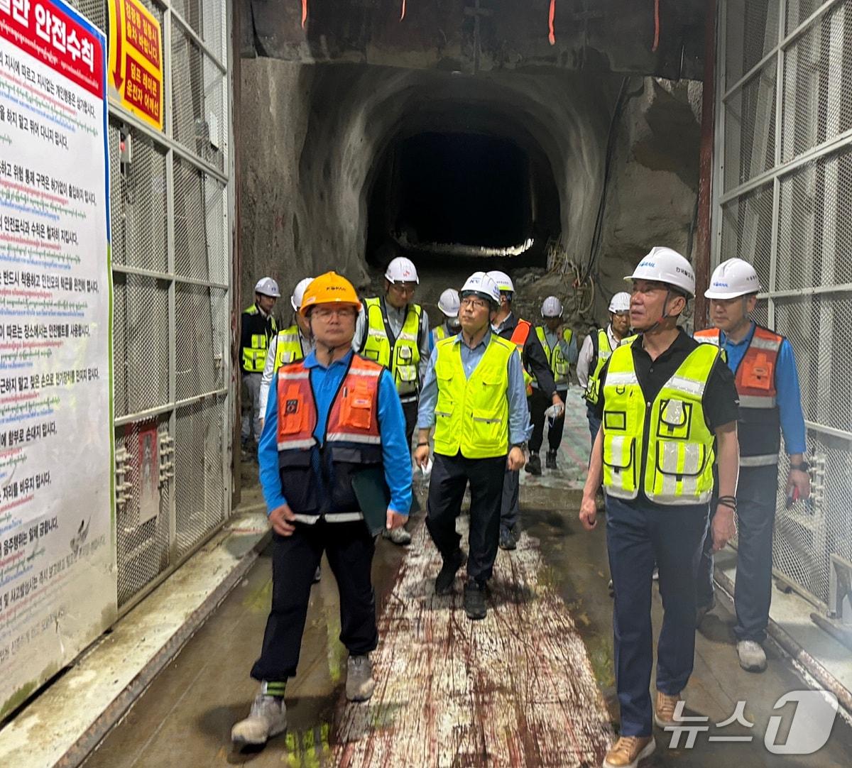 본문 이미지 - 한문희 코레일 사장&#40;사진 오른쪽 맨 앞&#41;이 평택-오송 고속철도 2복선 건설공사 현장을 점검했다.&#40;코레일 제공.재판매 및 DB금지&#41;/뉴스1 