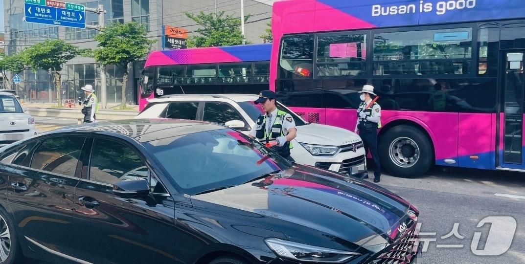 본문 이미지 - 경찰이 출근길 숙취운전자를 적발하기 위한 단속을 실시하고 있다.(부산기장경찰서 제공. 재판매 및 DB 금지)