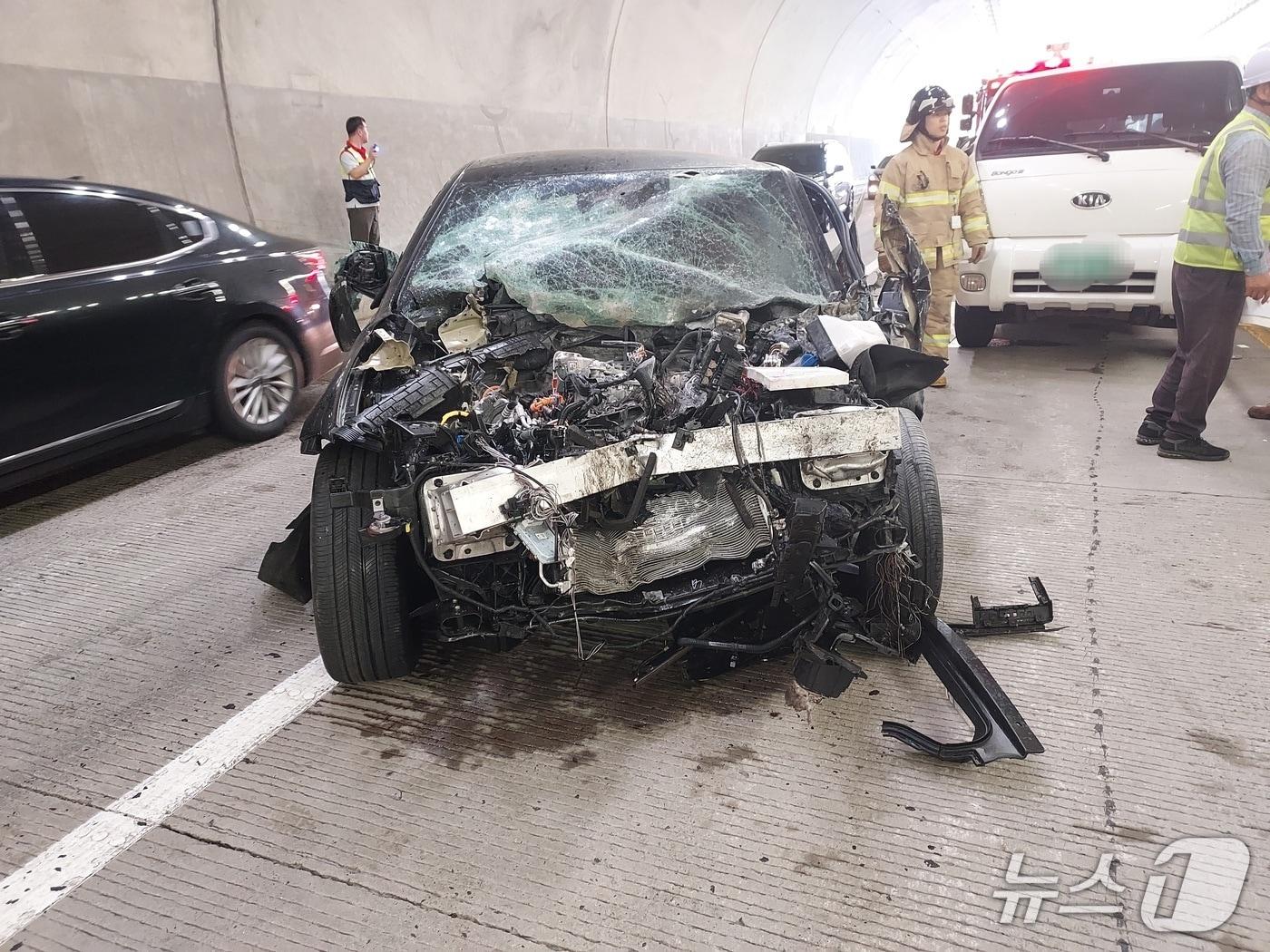 본문 이미지 - 21일 오전 9시 11분께 전북 임실군 강진면 필봉터널을 달리던 아이오닉이 도로공사를 위해 정차해있던 1톤 트럭을 들이받았다.(전북소방본부 제공. 재판매 및 DB금지) 