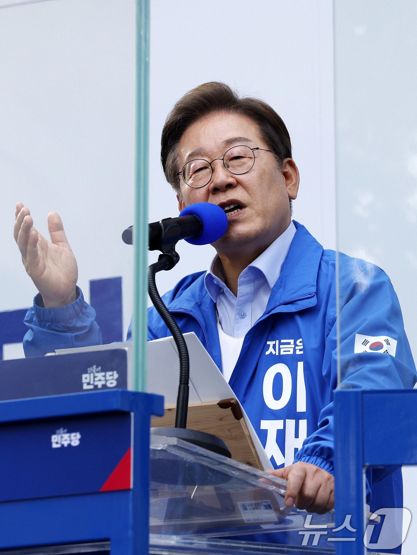 본문 이미지 - 이재명 더불어민주당 대통령 후보가 사흘째 수도권 표심잡기에 나선 21일 오후 인천 서구 롯데마트 청라점 앞을 찾아 지지를 호소하고 있다. 2025.5.21/뉴스1 ⓒ News1 안은나 기자