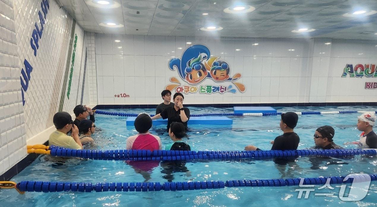 본문 이미지 - 목포영산초 학생들이 생활수영 실기교육을 받고 있다.(전남교육청 제공, 재판매 및 DB 금지) 