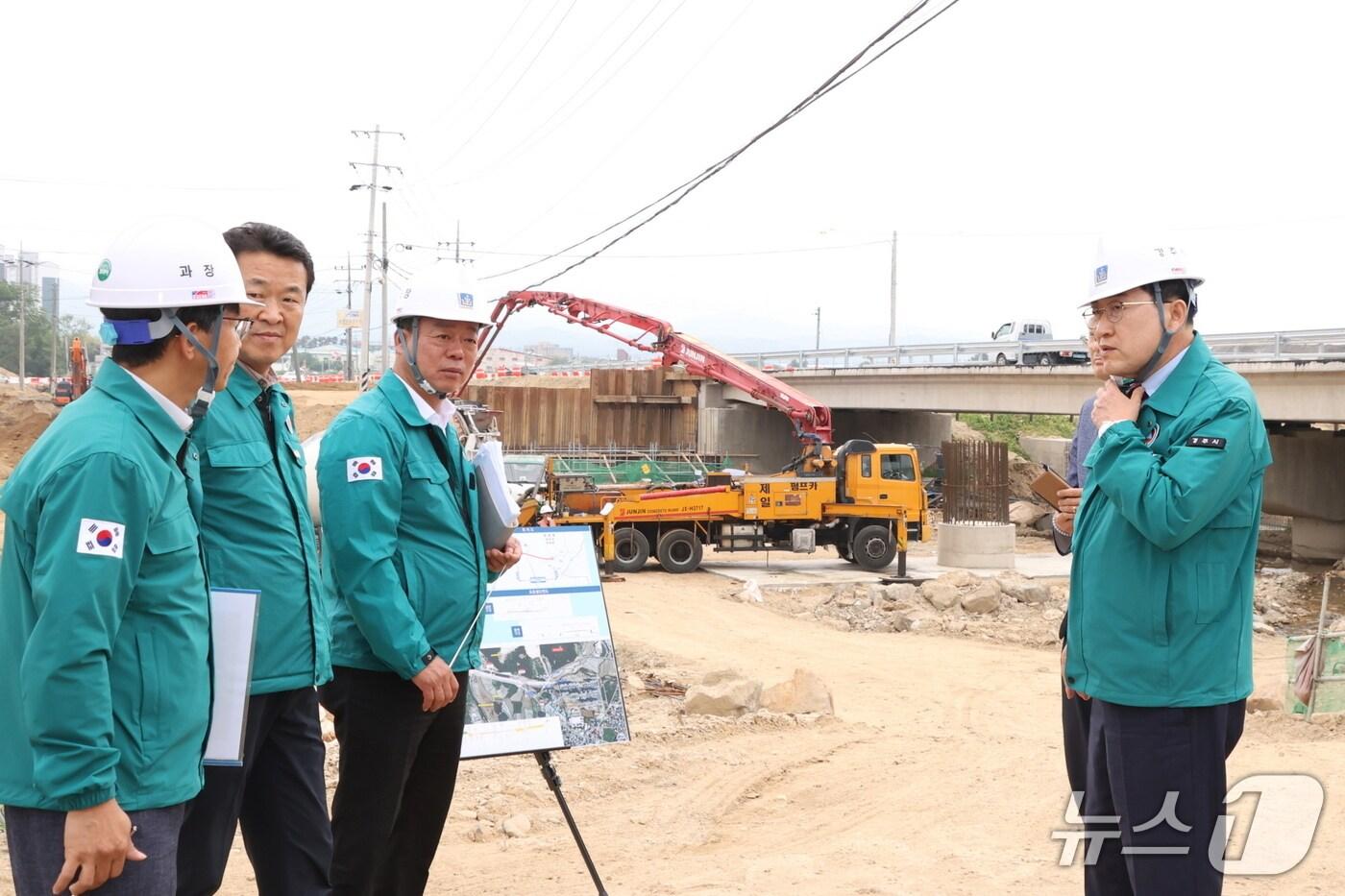 본문 이미지 -  주낙영 경북 경주시장이 APEC 2025 정상회의를 앞두고 진행 중인 도시정비사업 현장을 찾아 공사 진행 상황 등을 점검하고 있다. (경주시제공, 제판매 및 DB 금지) 2025.5.21/뉴스1