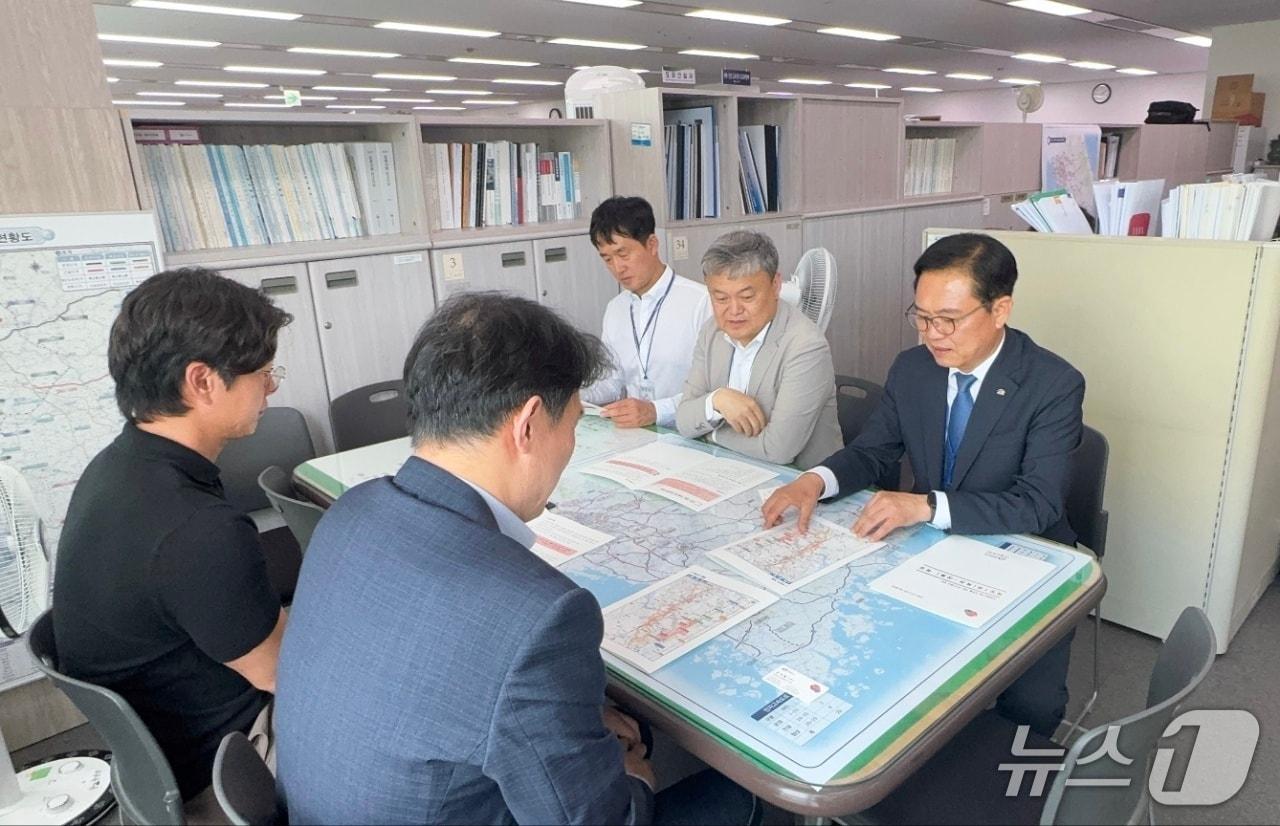 본문 이미지 - 국토부 방문한 김석필 천안시장 권한대행.(천안시청 제공. 재판매 및 DB금지)