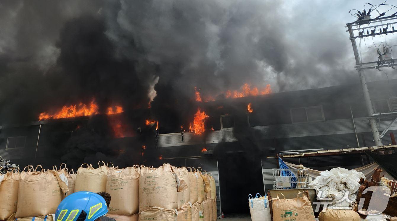 본문 이미지 - 21일 낮 12시 12분쯤 경북 성주군 월항면 유월리 플라스틱 재생 공장에서 불이 났다. (경북소방본부 제공. 재판매 및 DB금지) 2025.5.21/뉴스1