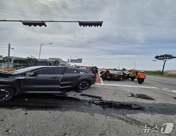 본문 이미지 -  홍성 서부면 광리 교통사고 현장. (홍성소방서 제공, 재판매 및  DB금지) / 뉴스1