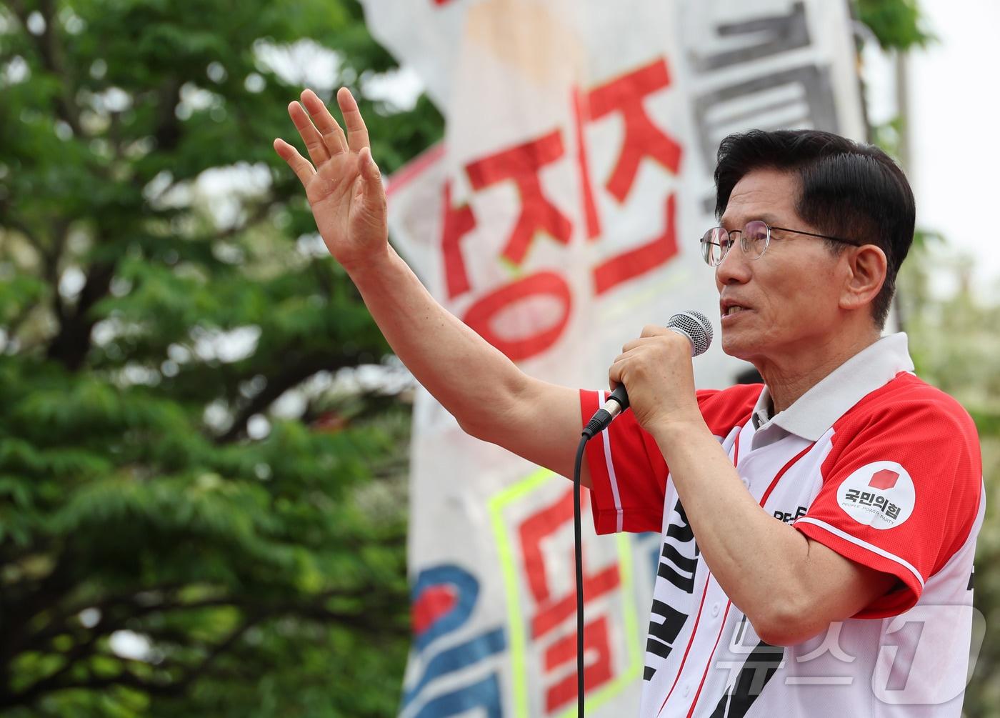 본문 이미지 - 김문수 국민의힘 대통령 후보가 21일 경기 동두천시 지행역 광장에서 유세를 하고 있다. (공동취재) 2025.5.21/뉴스1 ⓒ News1 김민지 기자