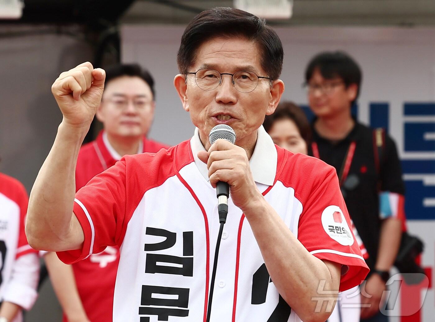 본문 이미지 - 김문수 국민의힘 대통령 후보가 21일 경기 동두천시 지행역 광장에서 유세를 하고 있다. 2025.5.21/뉴스1 ⓒ News1 김민지 기자
