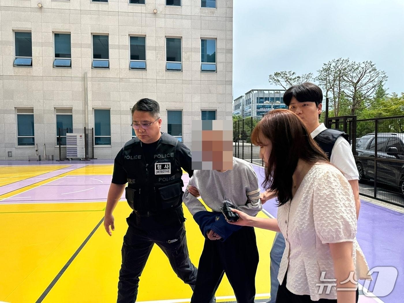 본문 이미지 - 21일 오후 청주지방법원으로 영장실질심사 받으러 들어가는 A 씨(독자 제공. 재판매 및 DB금지)/뉴스1