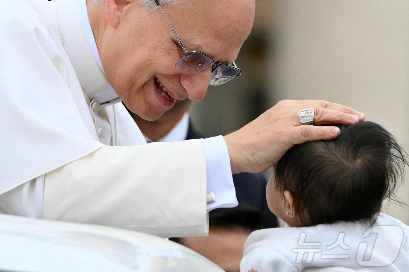교황 레오14세가 21일&#40;현지시간&#41; 바티칸 성 베드로 광장에서 열린 주간 일반알현에서 아기를 축복하고 있다. 2025.05.21. ⓒ AFP=뉴스1 ⓒ News1 이지예 객원기자