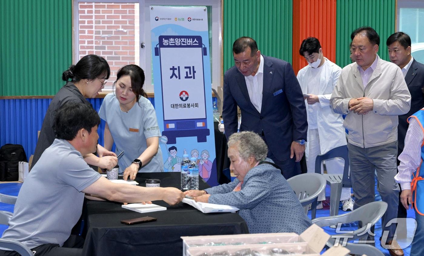 공주시는 올해 추진 중인 ‘농촌 왕진버스 사업’이 지역 주민들로부터 큰 호응을 얻으며 순조롭게 운영되고 있다고 21일 밝혔다. (공주시 제공.재판매 및 DB금지)2025.5.21/뉴스1