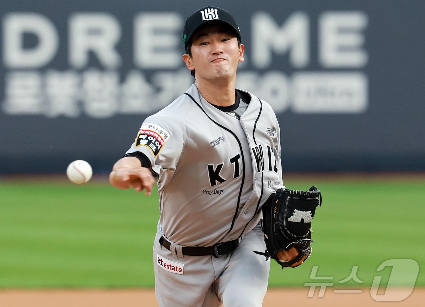 본문 이미지 - 21일 오후 경기 수원 KT위즈파크에서 열린 '2025 신한 SOL뱅크 KBO 리그’ KIA 타이거즈와 kt 위즈의 경기, kt 선발 고영표가 1회초 등판해 힘차게 공을 던지고 있다. 2025.5.21 ⓒ 뉴스1 김진환 기자