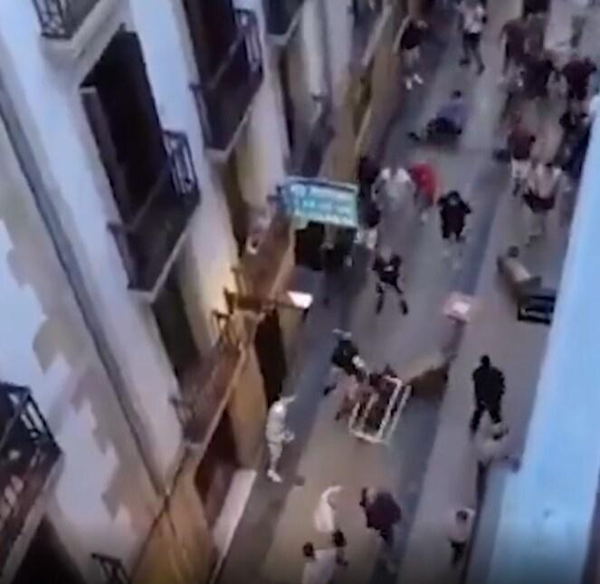 본문 이미지 - 스페인 산세바스티안 거리에서 난투극을 벌이는 토트넘과 맨유 팬들. 사진은 엑스(X) 갈무리. 2025.05.21.