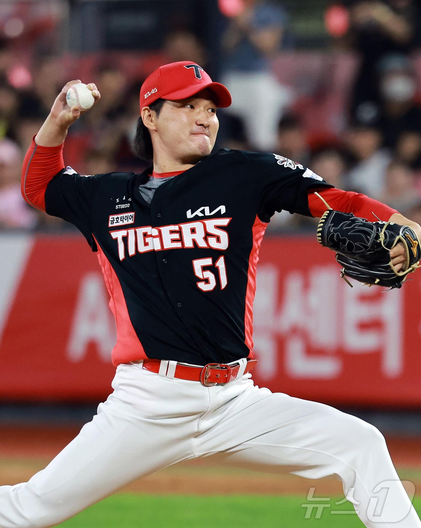 본문 이미지 - 21일 오후 경기 수원 KT위즈파크에서 열린 '2025 신한 SOL뱅크 KBO 리그’ KIA 타이거즈와 kt 위즈의 경기, KIA 전상현이 7회말 등판해 힘차게 공을 던지고 있다. 2025.5.21 ⓒ 뉴스1 김진환 기자